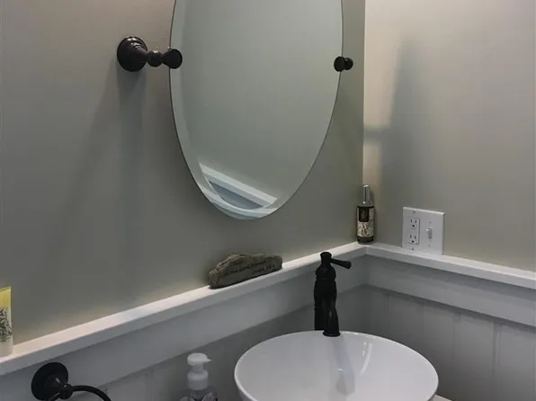 98 Catherine St, Saratoga Springs, NY 12866