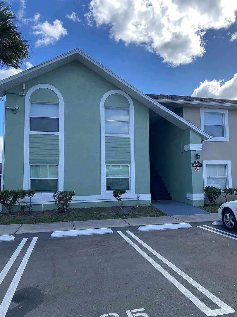 Price Reduce 2/2 condo in Pershing point Lake view — Photo 1