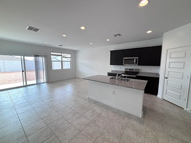 2055 W Sheridan Ave — Photo 3