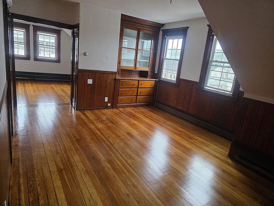 1st image of 19 Stephen St APT 3
