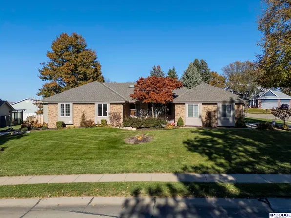 514 Windsor Dr, Papillion, NE 68046
