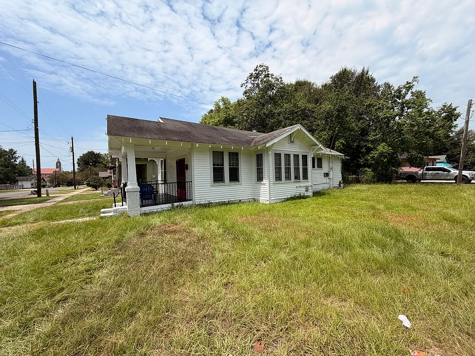 2543 Main St
