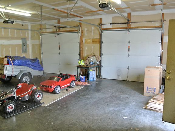 4th image of 481 Martha Ln