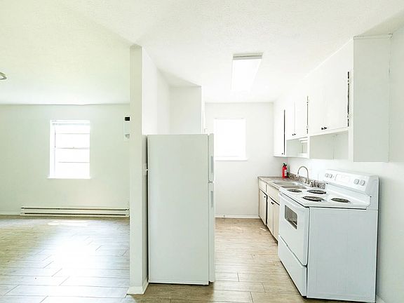 4th image of 409 Lily St #17