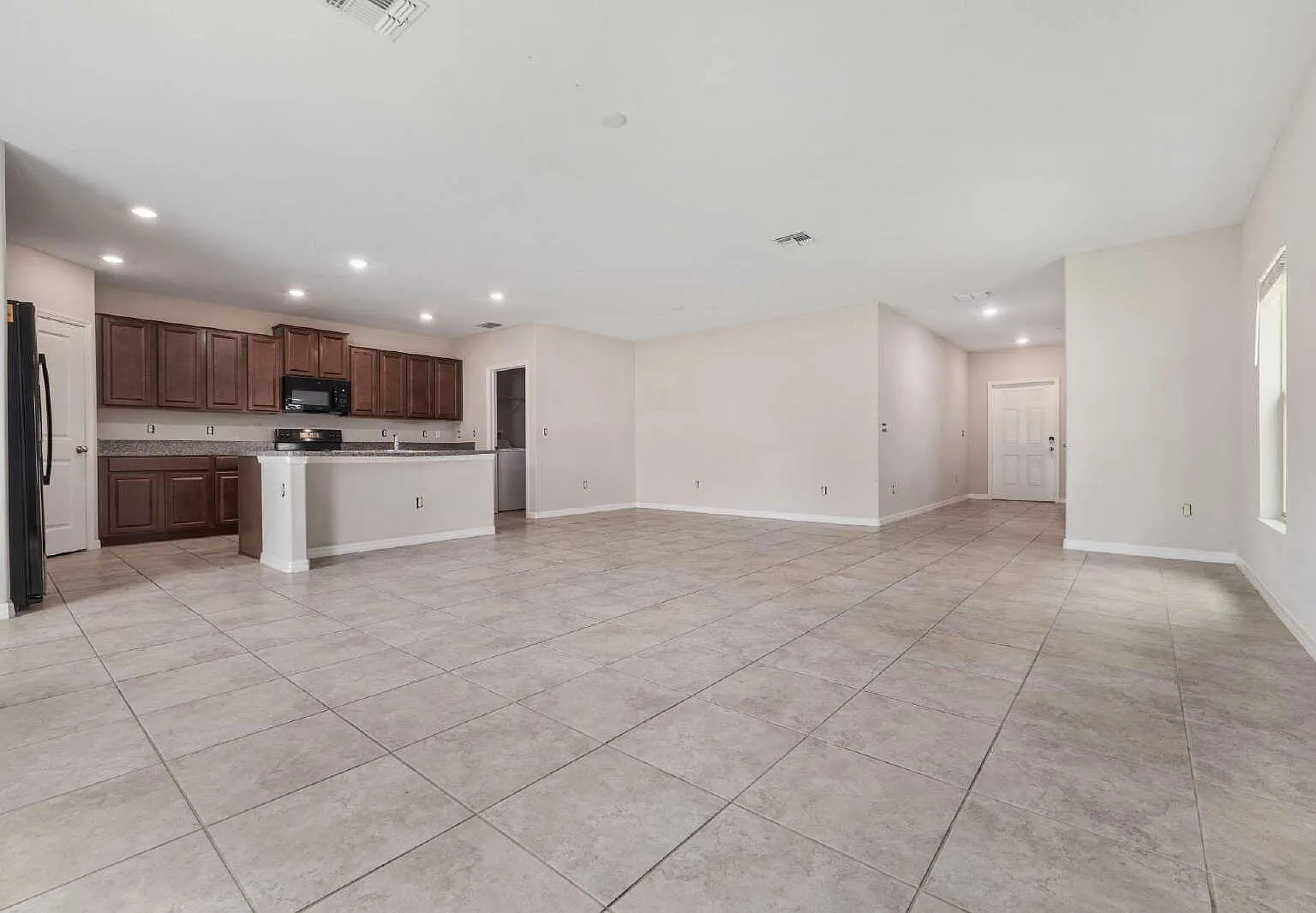 5 bed, 2.5 bath, 2215 sqft, $2,700 — Photo 4