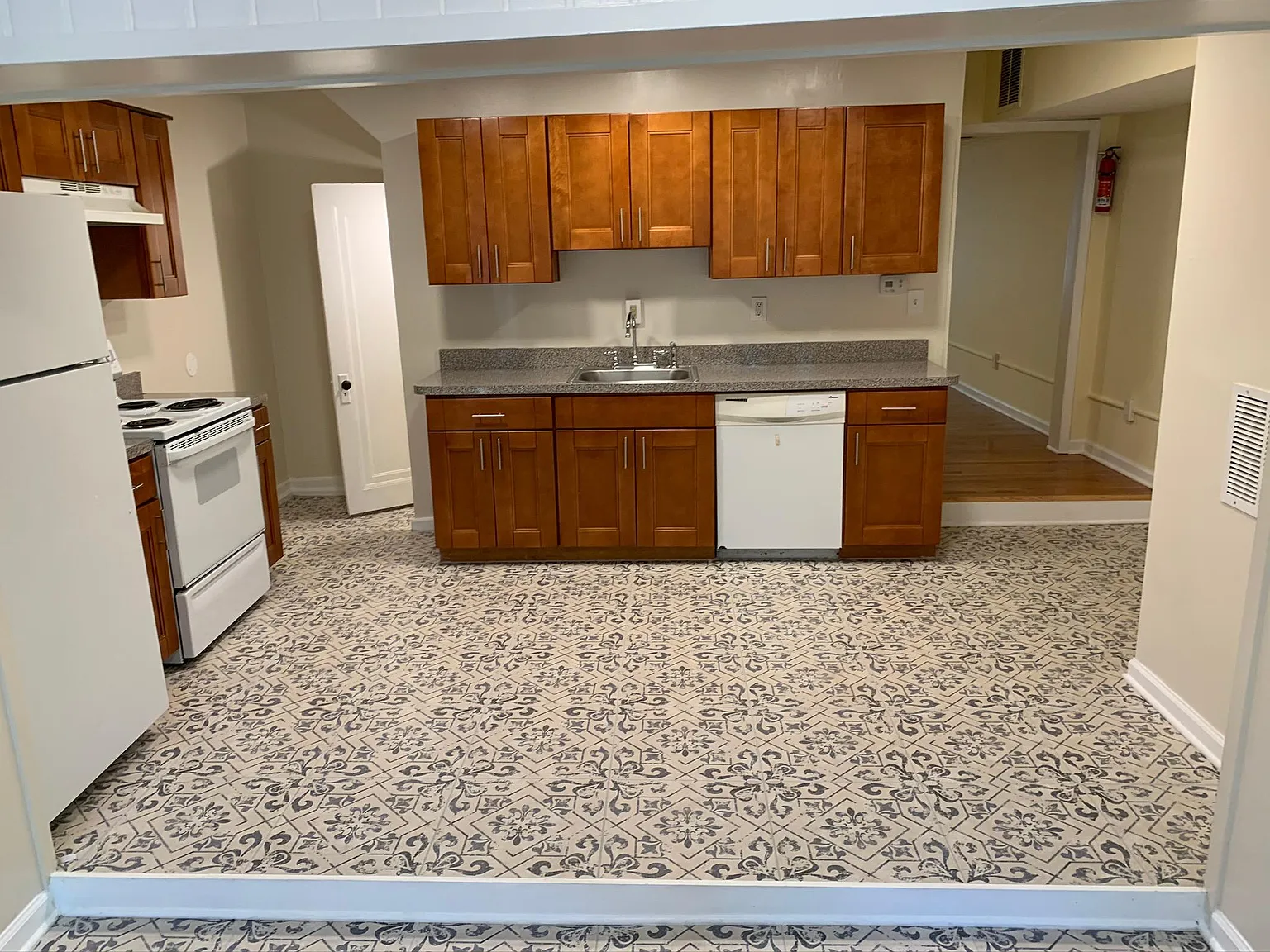 6 bed, 2450 sqft, $7,150 — Photo 4