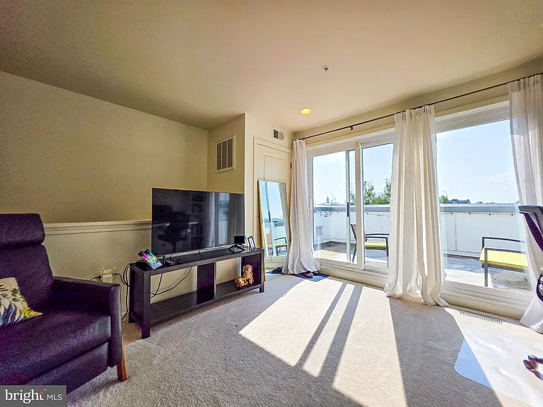 729 N Alfred St — Photo 22