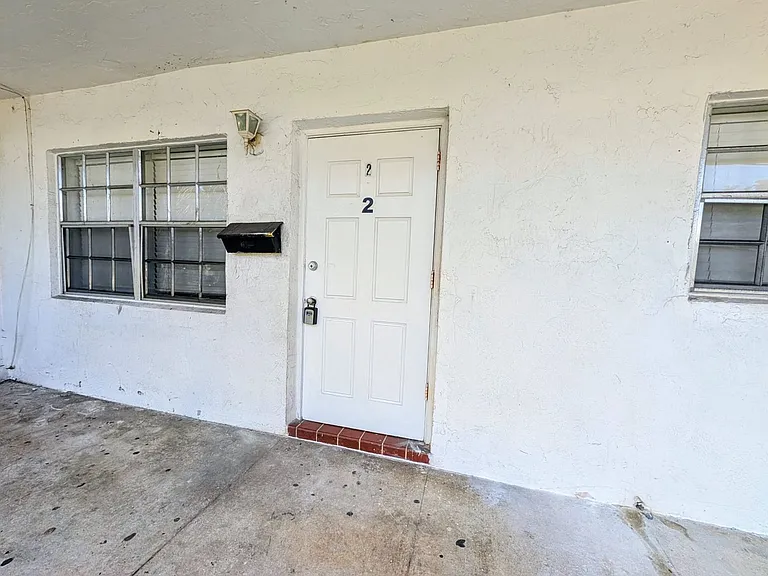 208 NW 43rd Ct — Photo 2