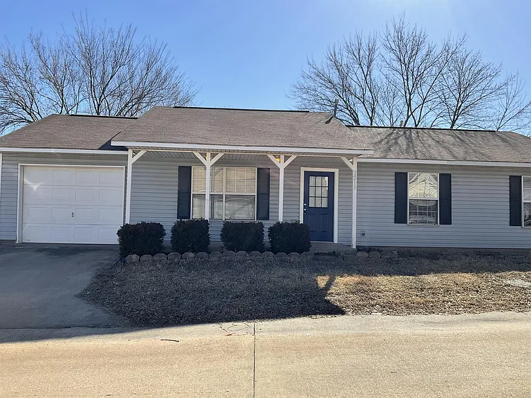 2213 E Post Oak Dr — Photo 2