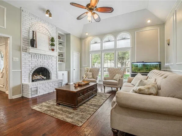 2307 W Briargate Dr, Bryan, TX 77802