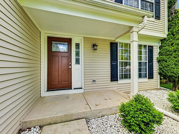 2nd image of 572 Larkspur Dr