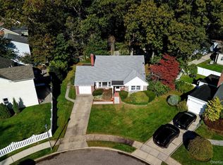 465 York Ct, Rockville Centre, NY 11570