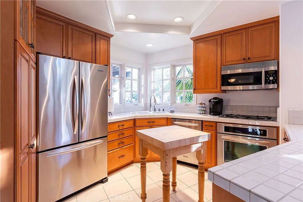 2 bed, 2.5 bath, 2037 sqft, $6,800 — Photo 4