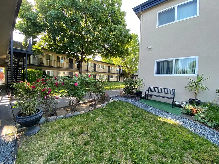 Oak Plaza Apartments — Photo 12