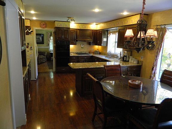 Main lvl eat-in kitchen