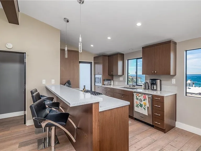 Kitchen with bar