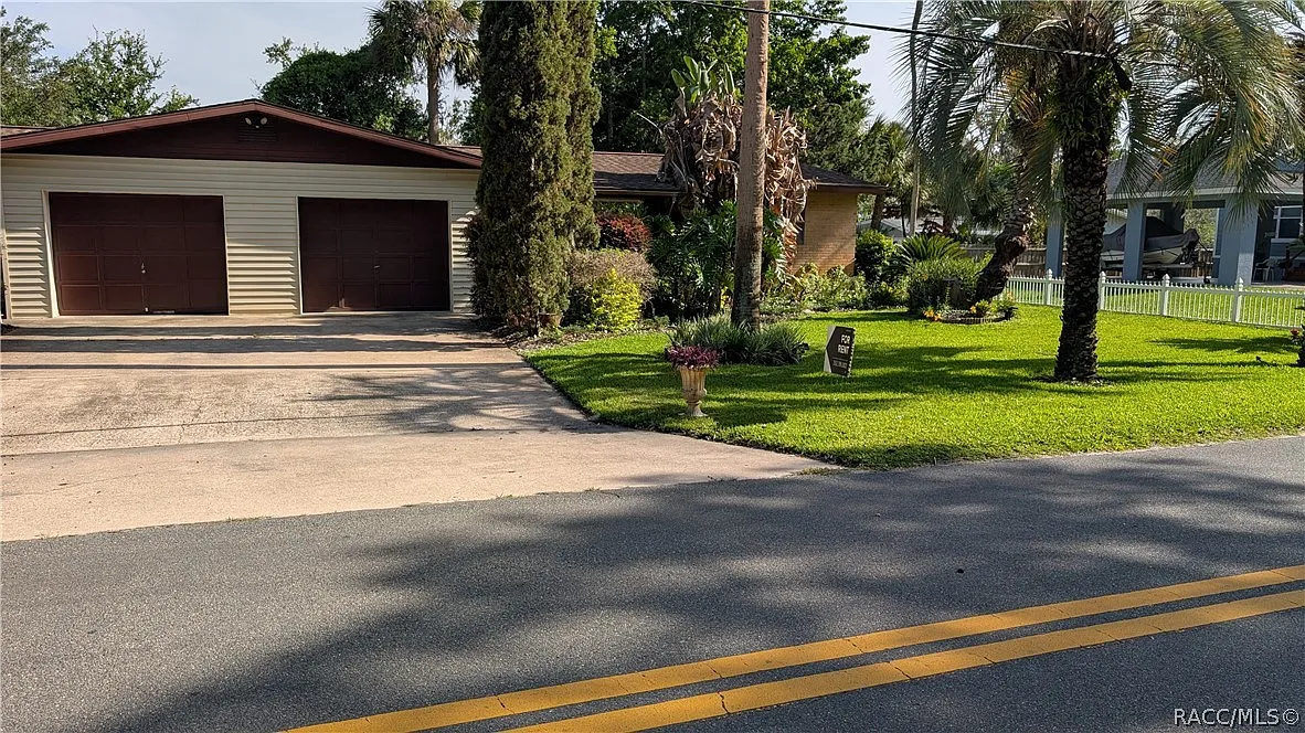 2 bed, 1.0 bath, 1007 sqft, $1,300 — Photo 1