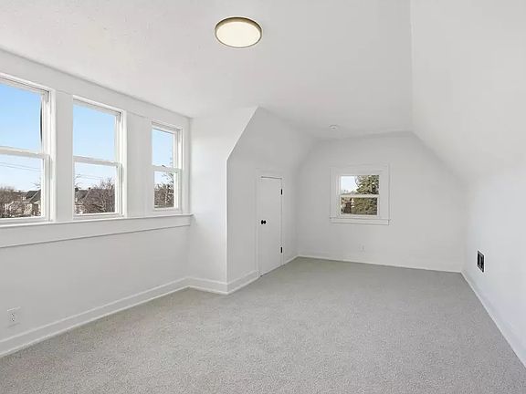 4th image of 8951-1 La Salle Blvd