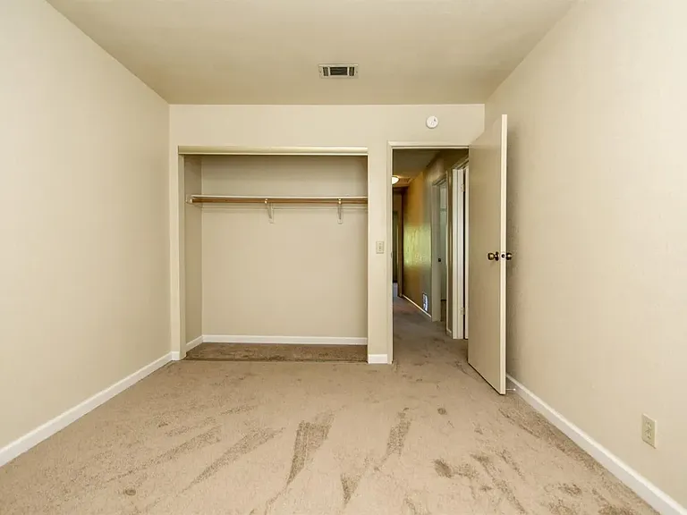 137 Edinburgh Way — Photo 14