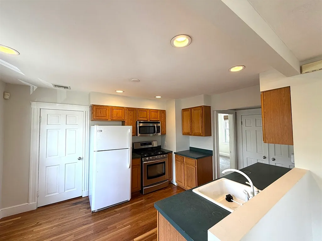Building Photo - 58 Dix St #58