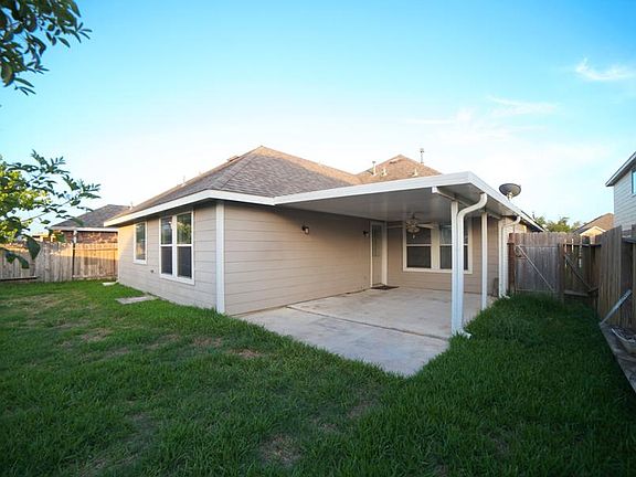 Great Back porch!! Covered back porch with Ceiling Fan. Thi