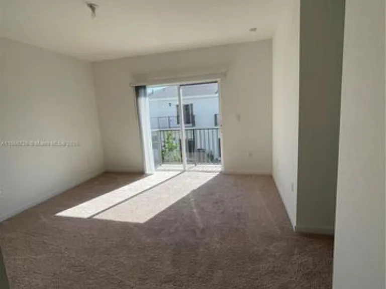 752 SE 17th St #4 — Photo 15