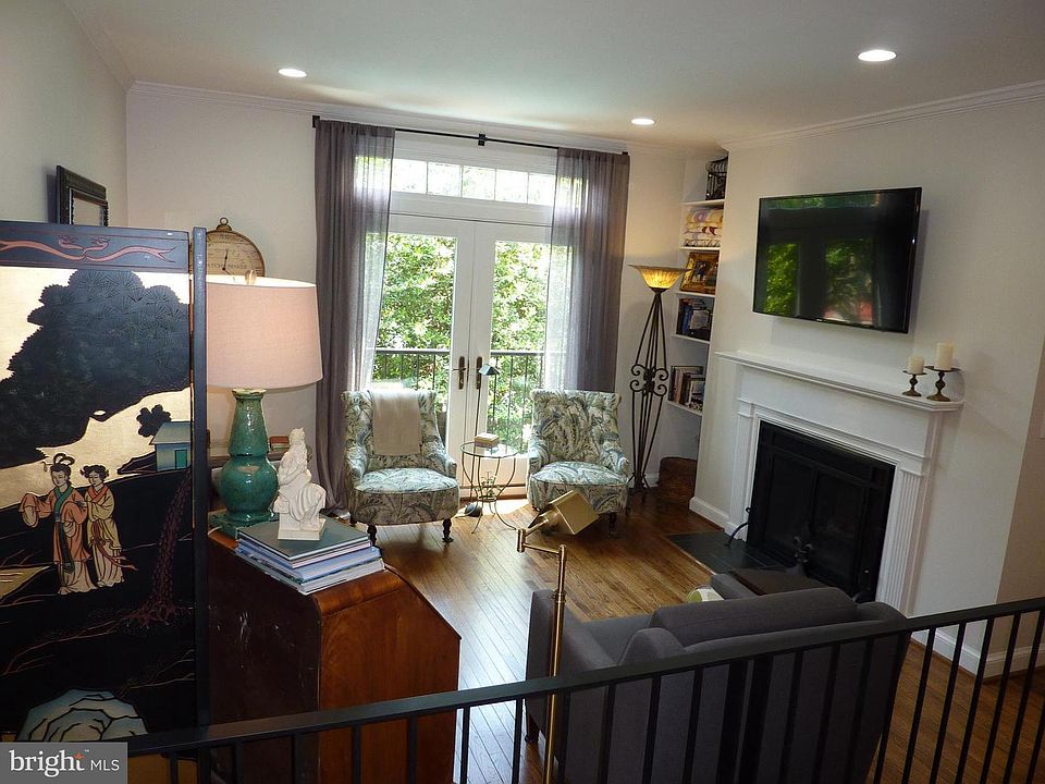 2nd image of 1011 Pendleton St