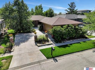 301 Snowberry Rd, Lincoln, NE 68521