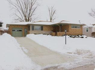 3218 Crestview Dr, Quincy, IL 62301