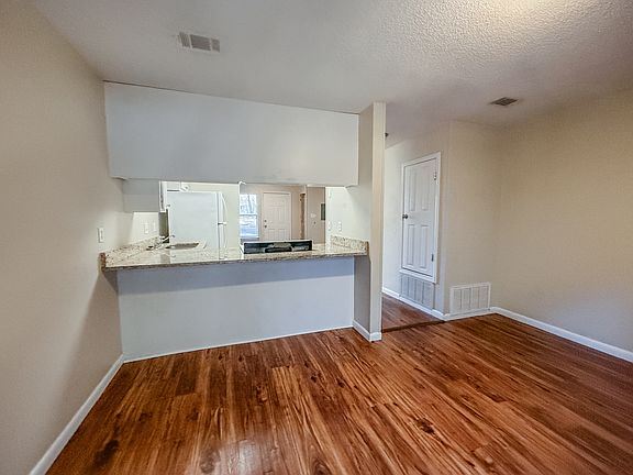 4th image of 590 Hill Ln APT 4