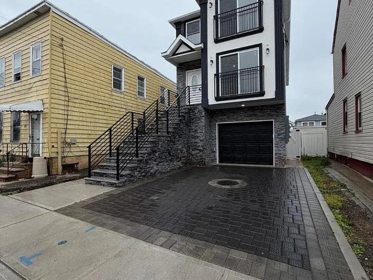 840 Martin St — Photo 1