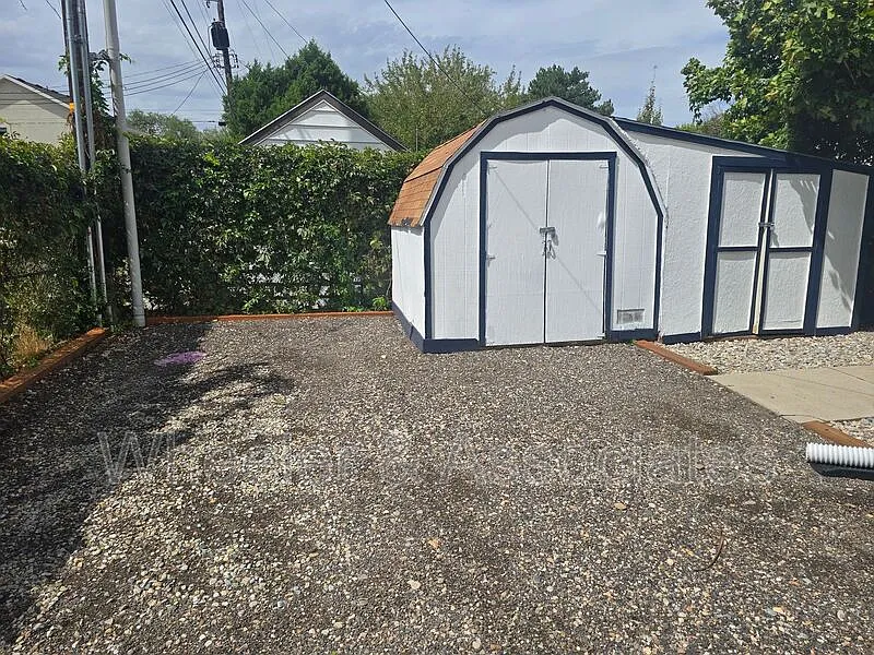 4 bed, 1.0 bath, 1200 sqft, $1,895 — Photo 3