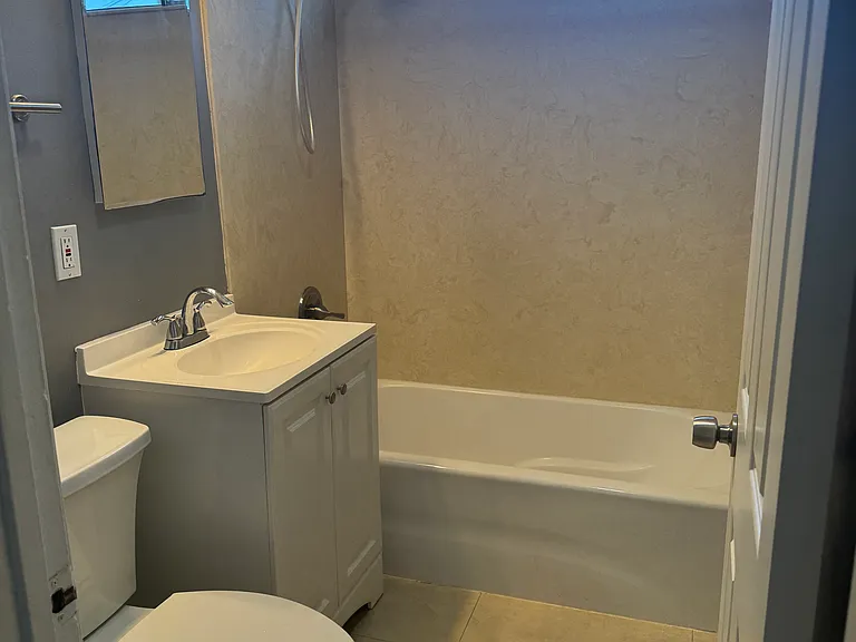904 Crespi Dr — Photo 6