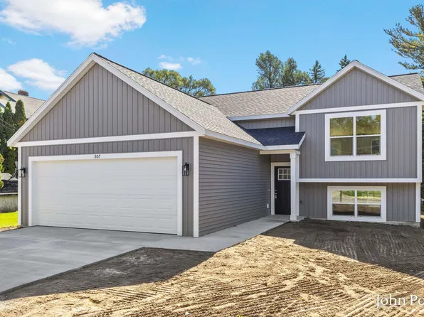 807 E Fairplains St, Greenville, MI 48838