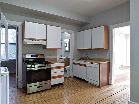 5th image of 3059 N Leavitt St #2F