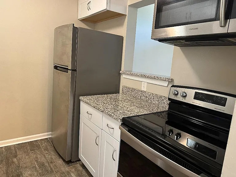 1908 Millpoint Ln — Photo 2