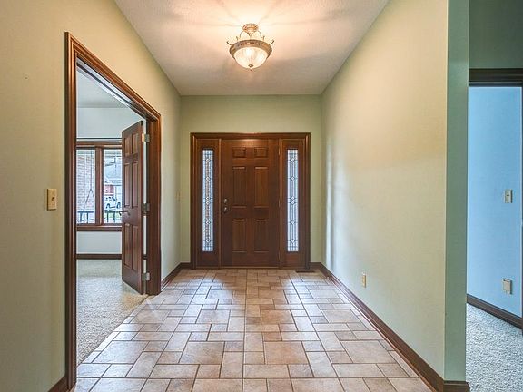 3rd image of 921 Twin Oaks Dr