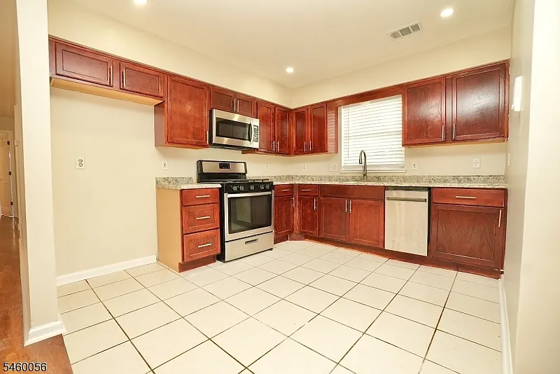 3 bed, 2.0 bath, $2,500 — Photo 2