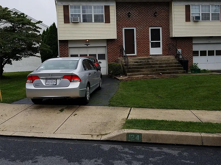 124 Pickwick Pl — Photo 1