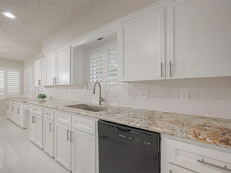 6107 Sanford Rd — Photo 19