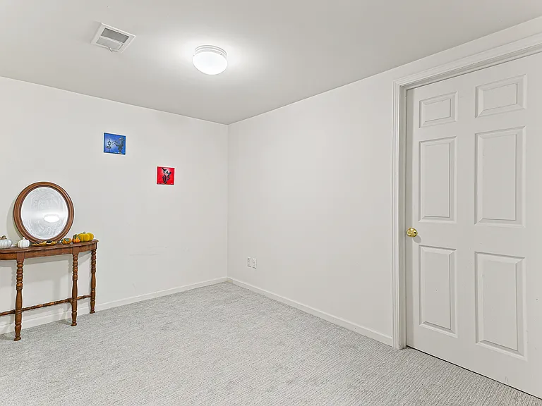 1033 Calpernia — Photo 32