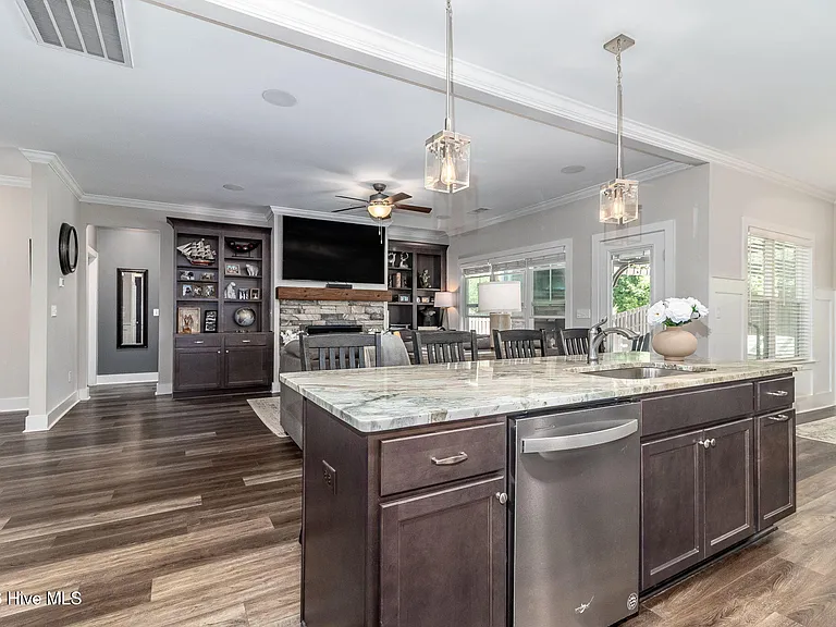 2630 Laurens St — Photo 15