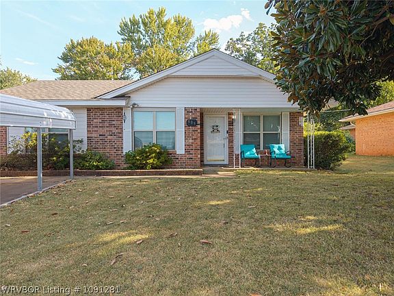 3rd image of 809 Darrin Dr