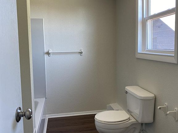 Bathroom with tub/shower