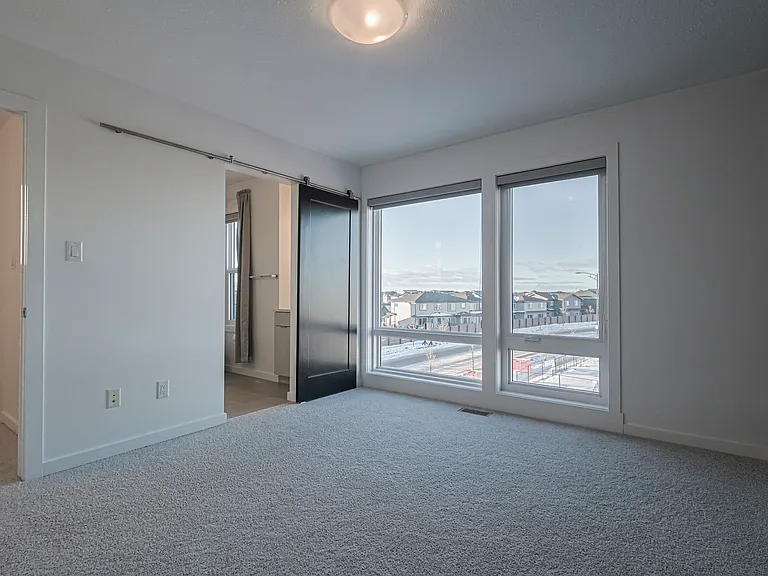 1704 Keene Cres SW — Photo 21