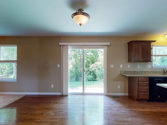 4th image of 4031 Blue Springs Dr