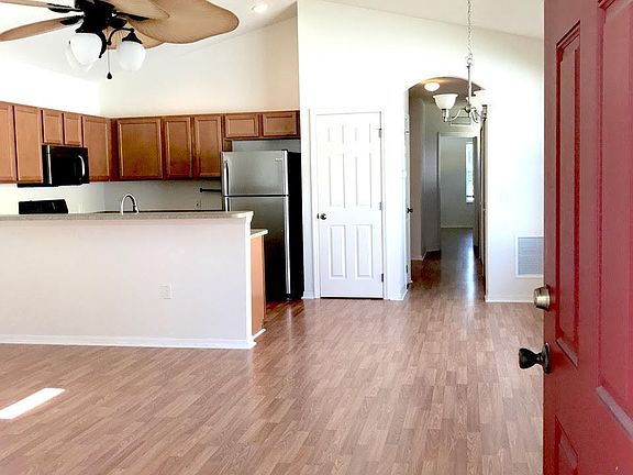5th image of 902 Ambergate St