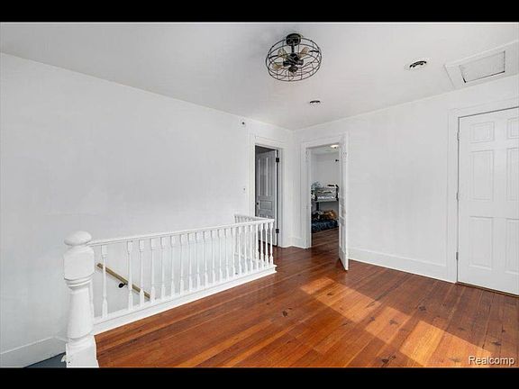 4th image of 518 E Main St