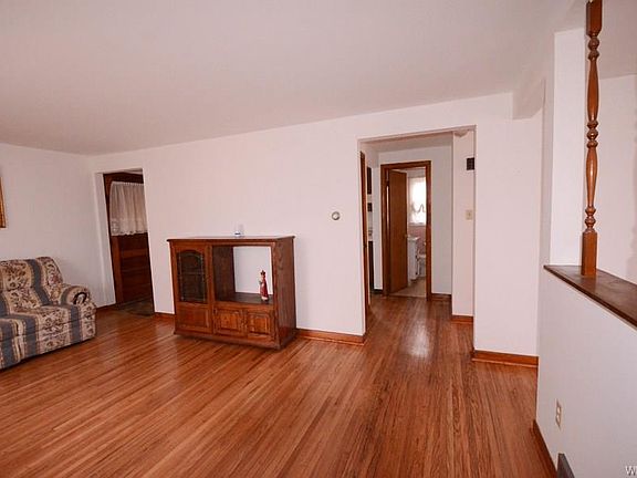 4th image of 41 W Woodside Ave