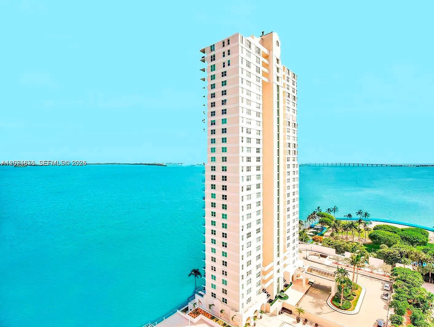 Isola Condo — Photo 1
